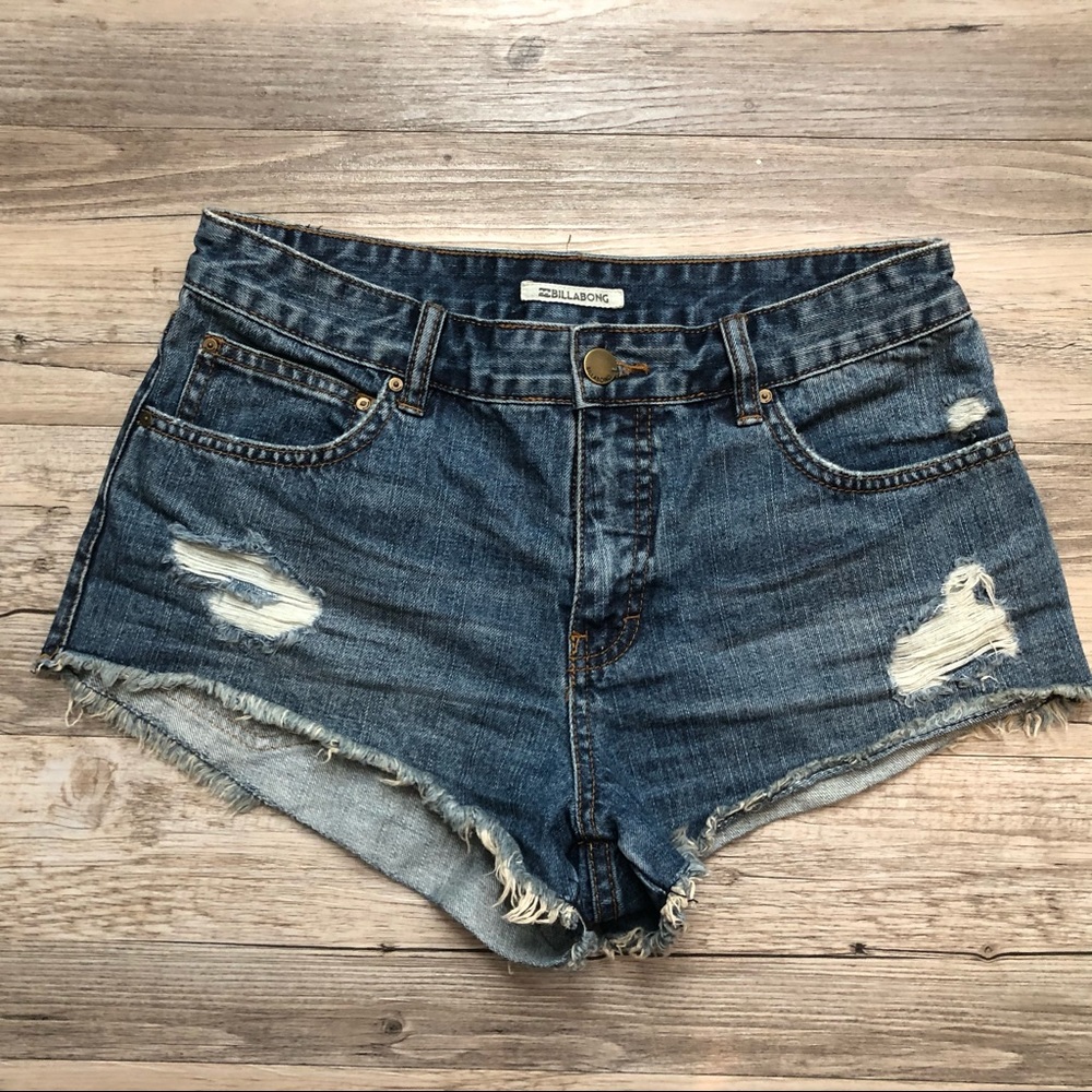 Women’s Billabong cut off shorts.